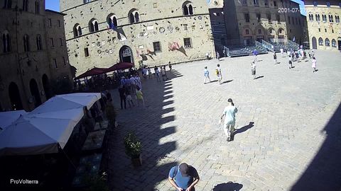 Live stream of a historic square and its landmarks
